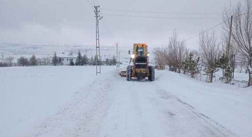 Kayseri Büyükşehir ekipleri 47 mahalle yolunu da ulaşıma açtı