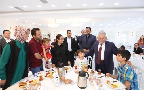 Kayseri’de anlamlı buluşma: Yetim ve özel çocuklarla kahvaltı