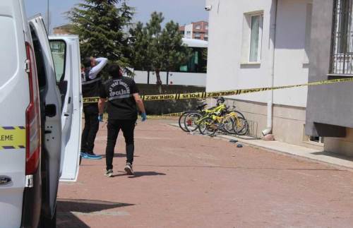 Kayseri'de cam silerken düşen kadın ağır yaralandı