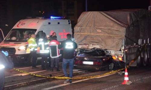 Kayseri'de feci kaza... Otomobil tırın altında kaldı: Sürücü hayatını kaybetti