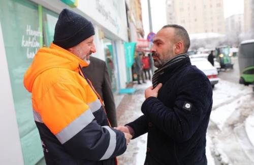 Kayseri’de Kar Yağışı, Kocasinan Belediyesi Ekiplerini Sahada Tutuyor