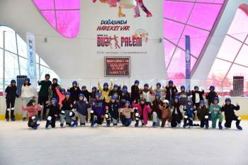 Kayseri’de öğrencilere buz pateniyle eğlenceli karne hediyesi