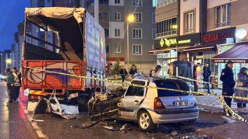 Kayseri'de park halindeki kamyona çarptı: 1 ölü, 1 ağır yaralı!