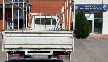 Kayseri'de Seyir Halindeki Kamyonetten Merdiven Düştü