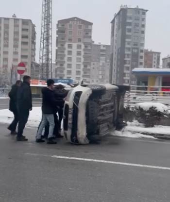 Kayseri'de yan yatan aracı böyle düzelttiler