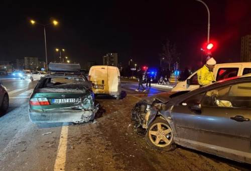 Kayseri’de zincirleme kaza: 4 araç karıştı, 1 yaralı