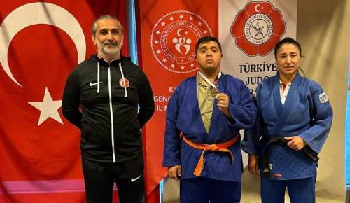 Kayseri’nin gururu Samet Balcı, altın madalya ile döndü