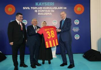 Kayserispor Başkanı Cumhurbaşkanı Erdoğan'a forma hediye etti