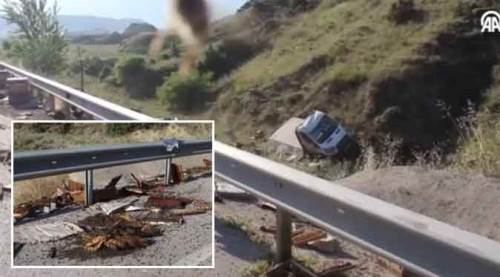 Kaza sonrası binlerce arı yola saçıldı