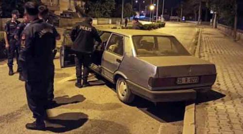 Kaza yapan alkollü sürücüye polis laf anlatamadı