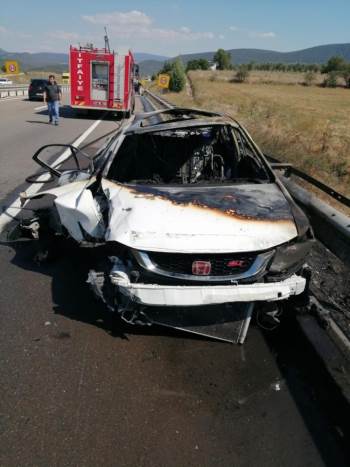 Kaza yapan otomobil alev aldı, 4 kişi yaralı!