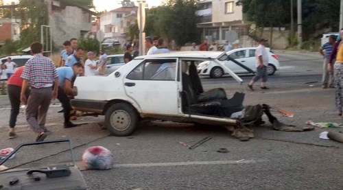 Kaza yapan otomobil ikiye bölündü