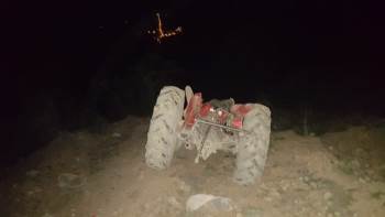 Kaza Yapan Traktördeki Baba Ve Oğlu Yaralandı
