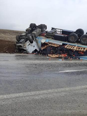 Kaza Yapıp Devrilen Tırın Motoru Çalışmaya Devam Etti
