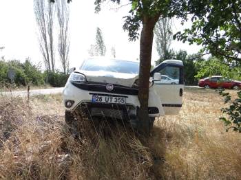 Kaza Yapmamak İçin Tarlaya Girdi, Ağaca Çarparak Durabildi
