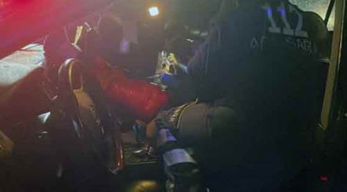 Kaza yaptı, otomobile sıkışan kız arkadaşını bırakıp kaçtı!