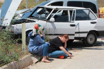 Kaza Yaptığı Aracın Başında Yığılıp Kaldı
