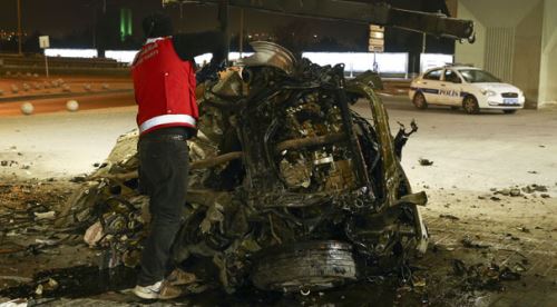 Kazada paramparça olan otomobilden sağ çıktılar