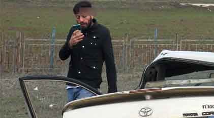 Kazadan sonra telefonunu çıkarıp fotoğraf çekmeye başladı!