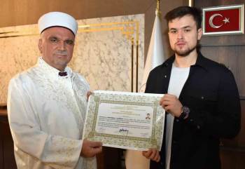 Kazakistanlı Üniversite Öğrencisi Müslüman Oldu
