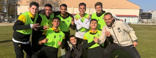 Kazanan ekipten zafer pozu