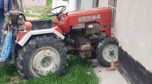 Kazanın böylesi! Kendi evine traktörle girdi!