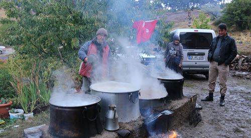Kazanlar kaynadı milli tatlı pekmez tanıtıldı