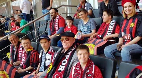 Kazım Başkan maçı onlarla izledi