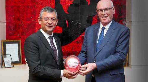 Kazım Kurt, Özel'e hediyesini verdi: Hassastır aman! 