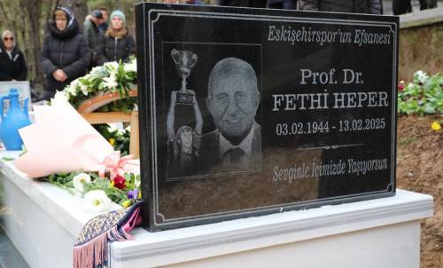 Kazım Kurt Eskişehirspor'un efsanesi Fethi Heper’i kabri başında andı
