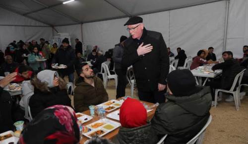 Kazım Kurt iftarını 71 Evler’de mahallelilerle yaptı