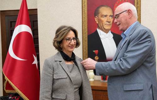 Kazım Kurt rozetini kendi eliyle taktı! Vahide Kaya Saylan Yeni Parti’de