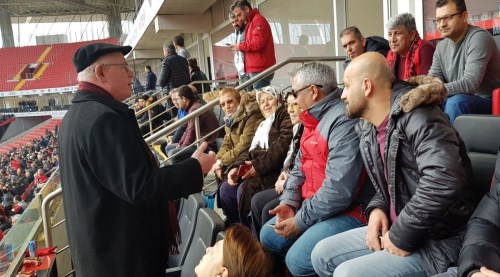 Kazım Kurt şehit aileleriyle maç izledi