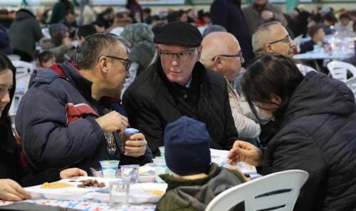 Kazım Kurt’tan 75. Yıl Mahallesi’nde binlerce kişiye iftar yemeği