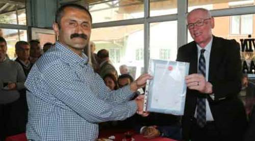 Kazım Kurt tapuları dağıtmaya başladı