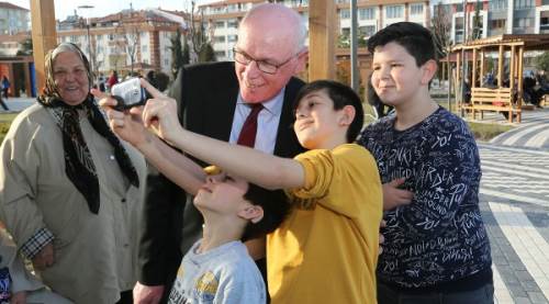 Kazım Kurt'u gören telefona sarıldı!