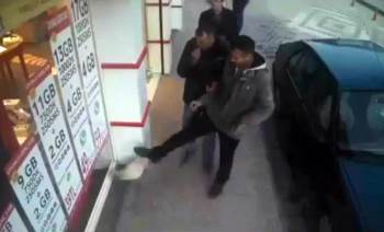 Kediye tekme atmak cezasız kalmadı!