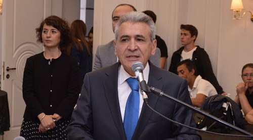 Kenan Yalçın ilk mezunlarını veriyor
