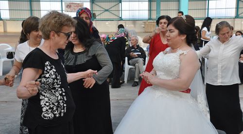 Kendi düğünlerini görmediler