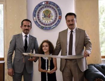 Kendi Emeğiyle Yaptığı ’Fetih’ Kılıcını Vali Şentürk’E Takdim Etti
