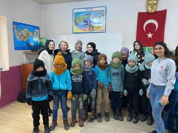 Kendi Ördükleri Atkı, Şapka Ve Eldivenleri Öğrencilere Hediye Ettiler
