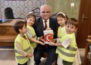 Kendileri Küçük, Yürekleri Kocaman
