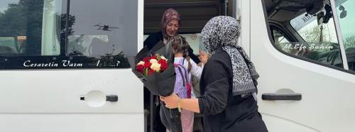 Kendisine emanet edilen minikleri 'Anne' şefkatiyle taşıyor