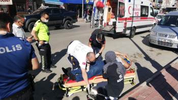 Kendisine Otobüs Çarpan Yaralı Ambulansı Kaldırıma Oturarak Bekledi
