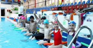 Kent Park'ta yüzme öğreniyorlar