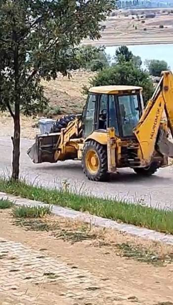 Kepçe Operatörünün Fizik Kurallarını Yıkıp Geçtiği Anlar Kamerada
