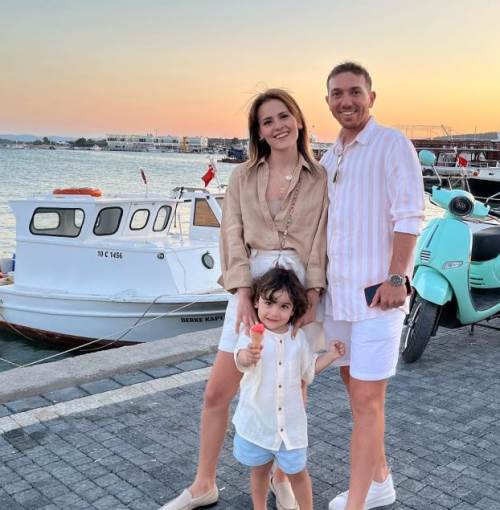 Kerem ailesiyle birlikte gelecek