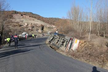 Kereste Yüklü Tır Devrildi: 1 Yaralı
