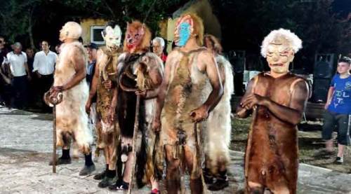 Kestikleri kurbanların derilerini giyip...