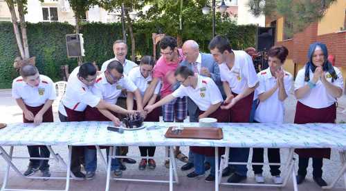 Kestikleri pasta ile kutladılar